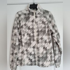 Columbia Fleece Jacket, Houndstooth Pattern, Gray and White, Size Large.